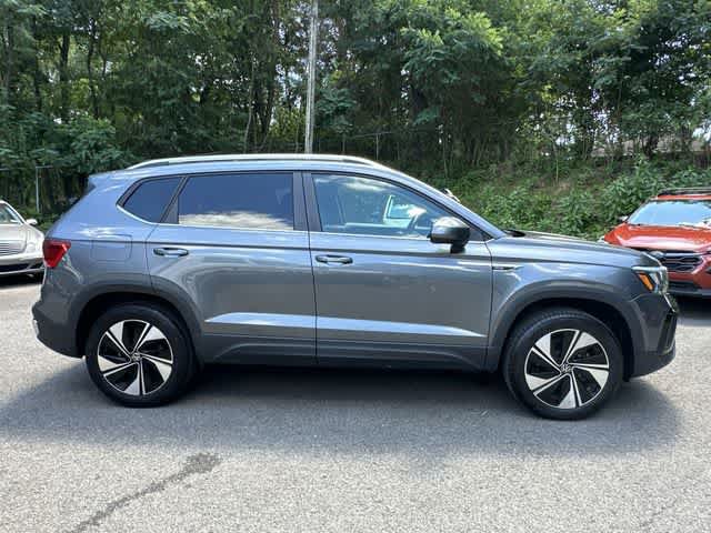 Used 2023 Volkswagen Taos SE w/ Panoramic Sunroof Package AWD/4WD image 3