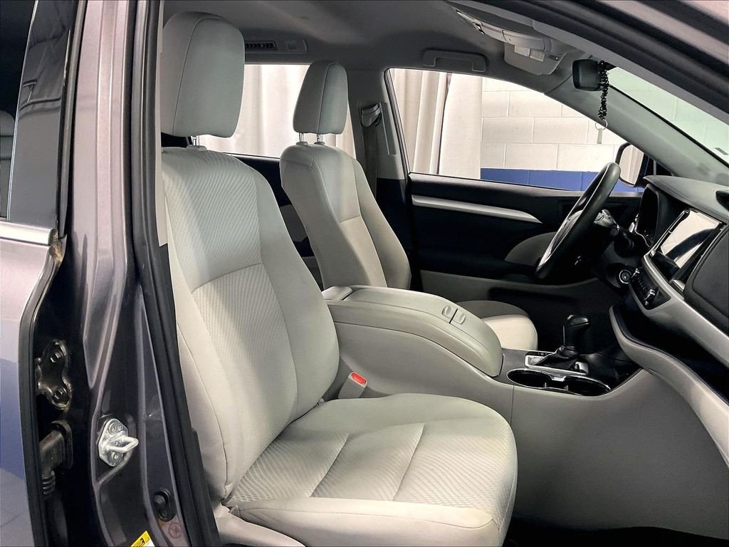 Used 2019 Toyota Highlander LE AWD/4WD image 11