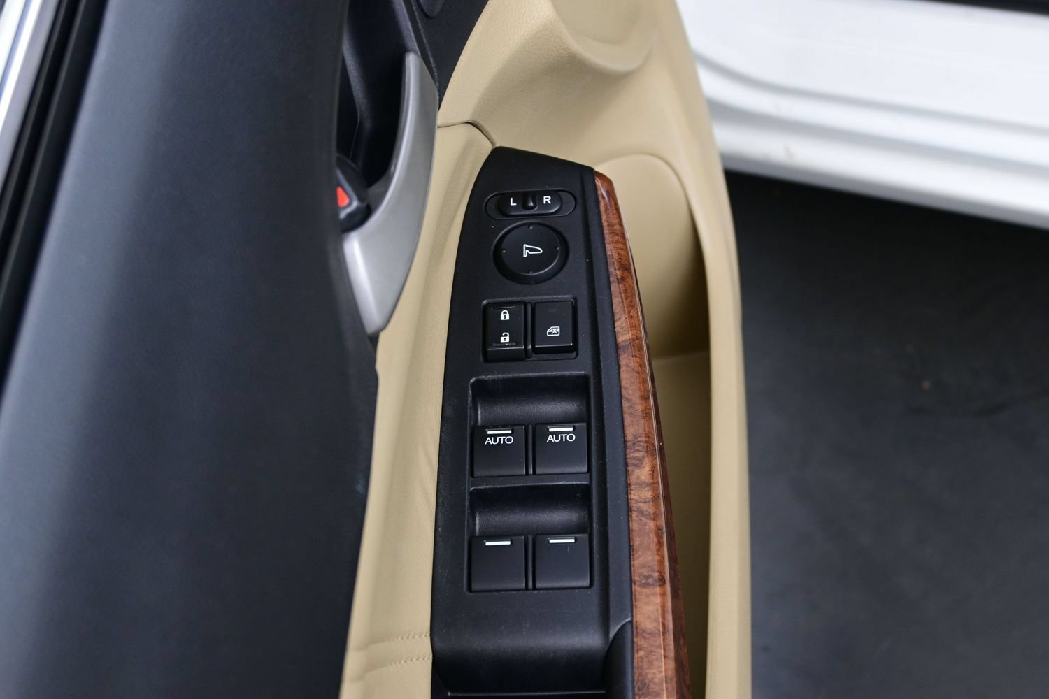 Used 2011 Honda Accord EX-L image 10