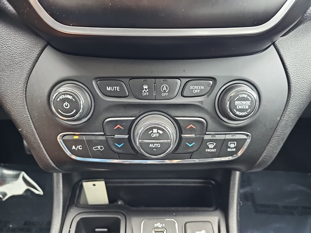 Used 2019 Jeep Cherokee Latitude Plus w/ Comfort/Convenience Group FWD image 24