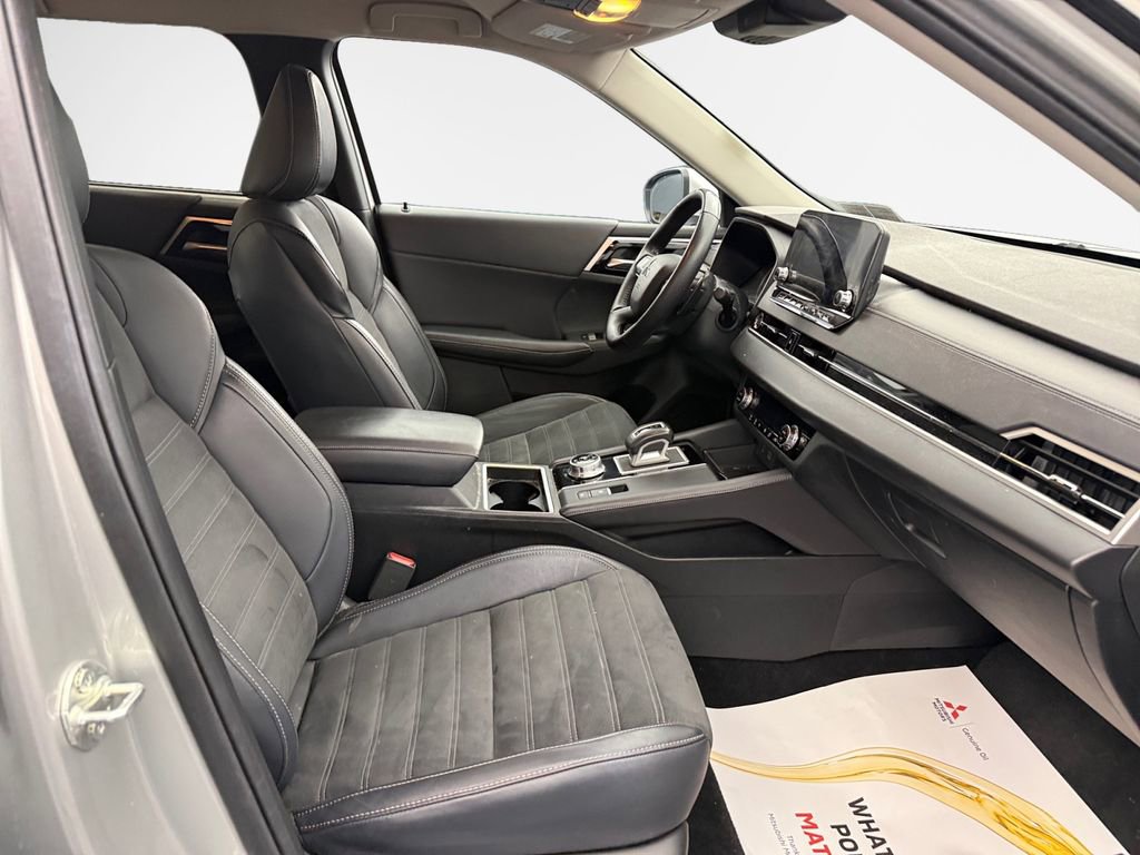 Used 2024 Mitsubishi Outlander SE image 25