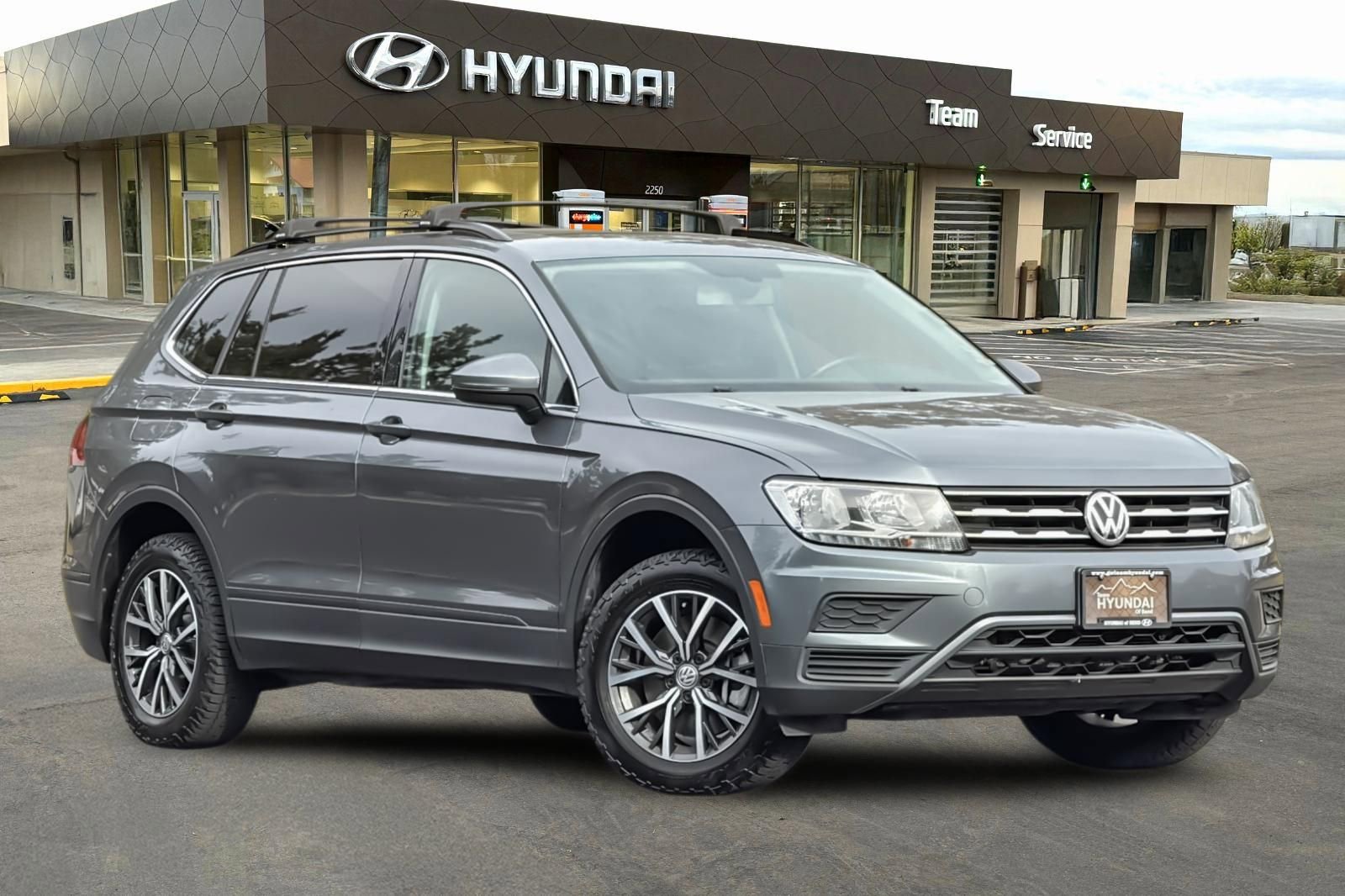 Used 2019 Volkswagen Tiguan SE w/ Panoramic Sunroof Package image 2