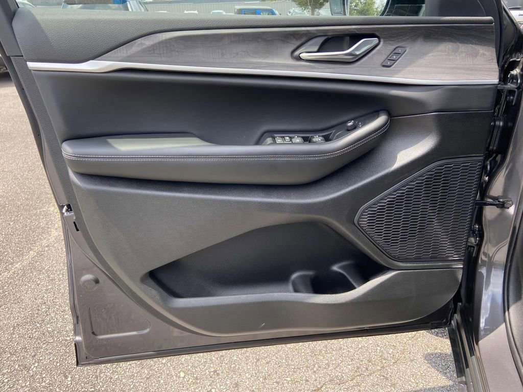 New 2025 Jeep Grand Cherokee L Limited w/ Black Appearance Package image 12