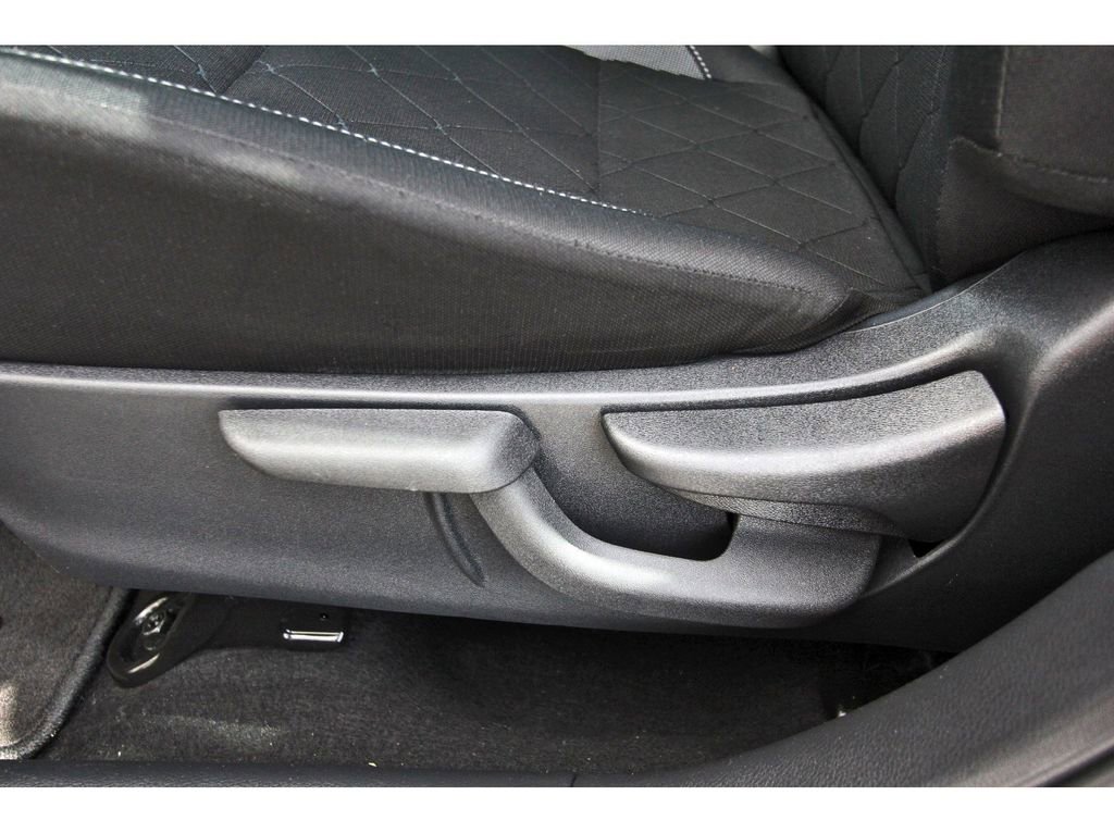 Used 2019 Nissan Kicks S image 33