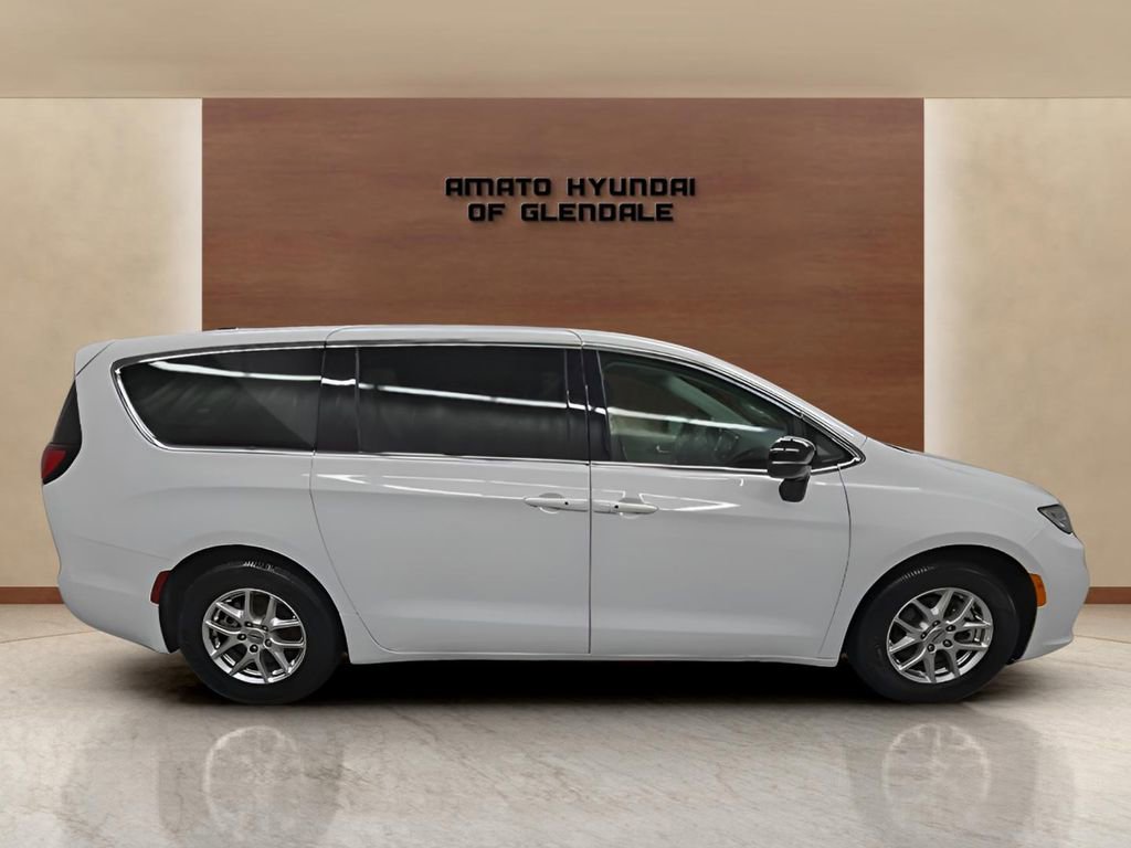 Used 2024 Chrysler Pacifica Touring-L image 7
