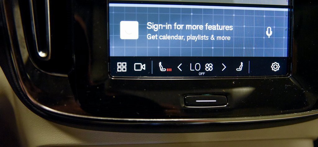 Used 2024 Volvo XC40 B5 Plus image 22