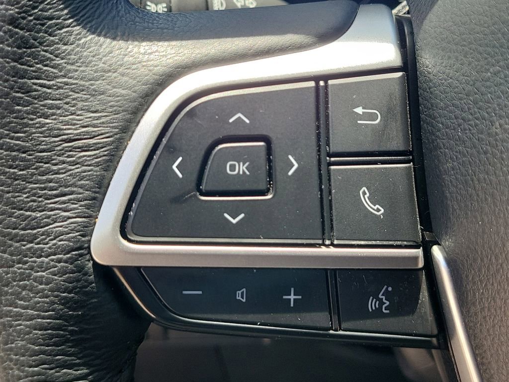 Used 2025 Toyota Sienna XLE FWD image 26