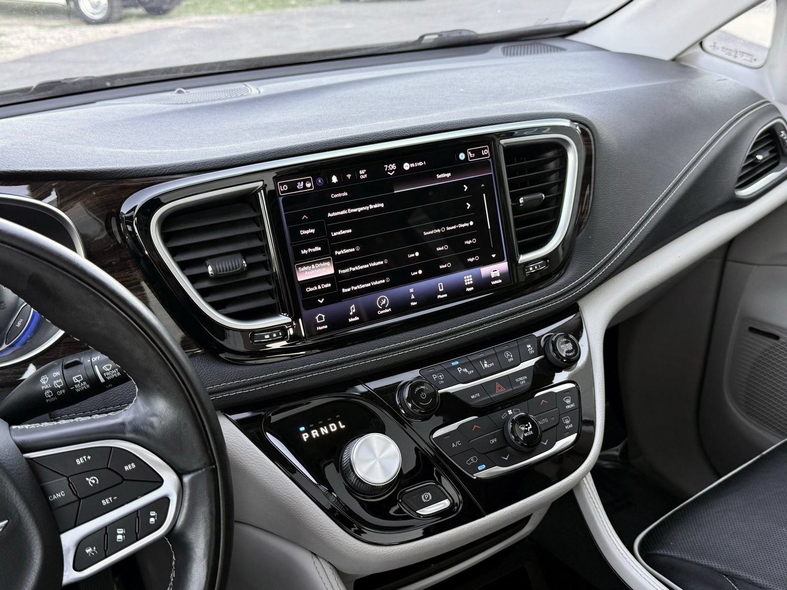 Used 2022 Chrysler Pacifica Limited FWD image 45
