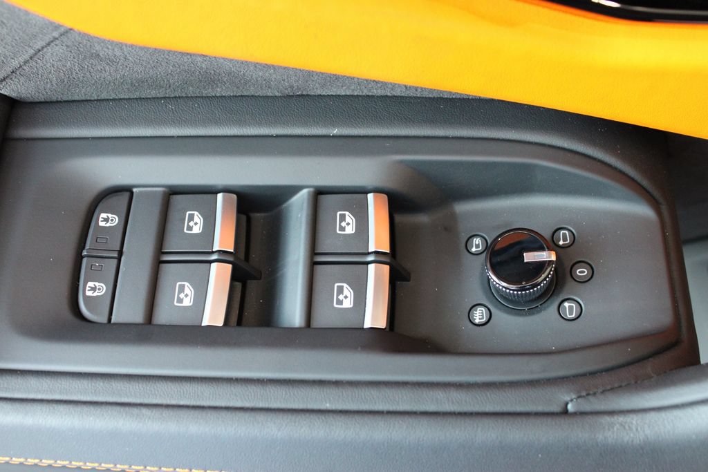 Used 2025 Lamborghini Urus SE AWD/4WD image 16