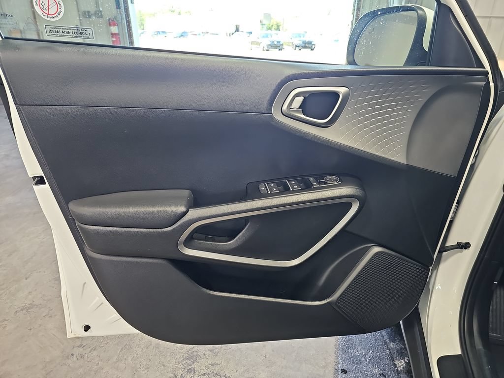 Certified 2025 Kia Soul LX w/ LX Technology Package FWD image 25
