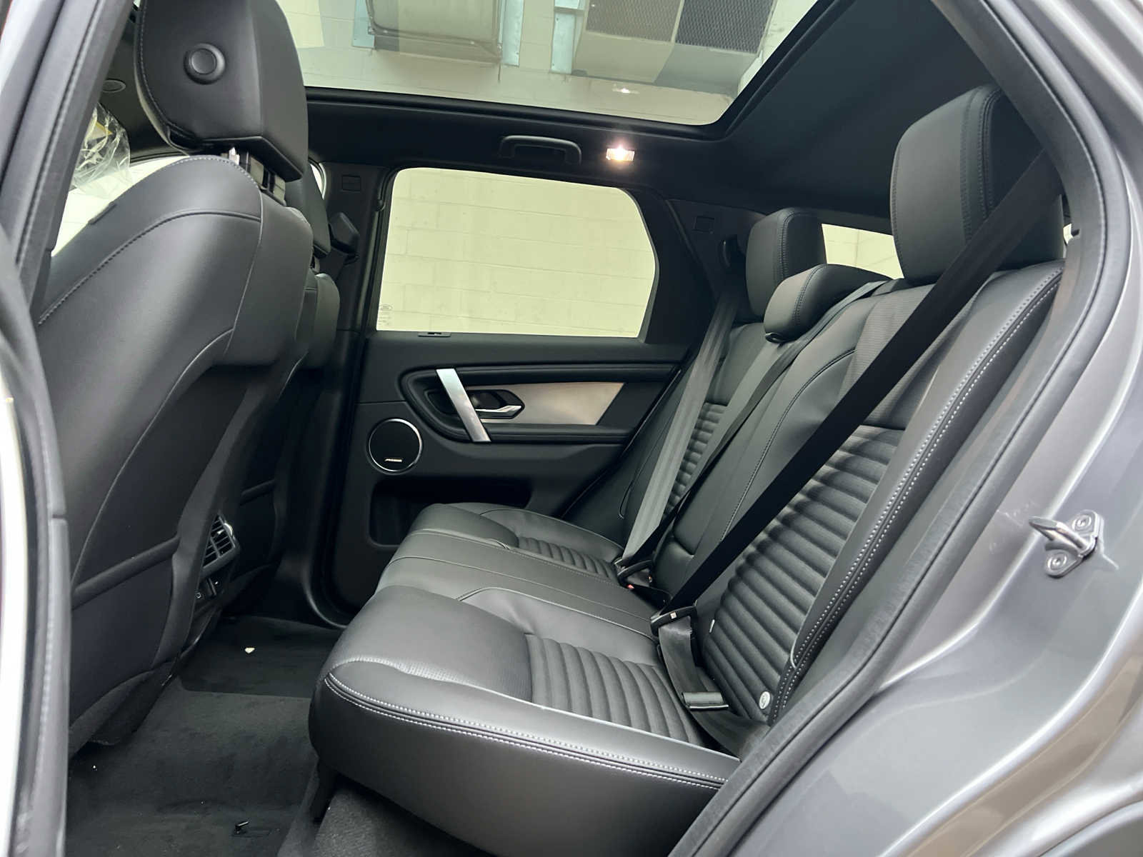 Used 2025 Land Rover Discovery Sport Dynamic SE image 16