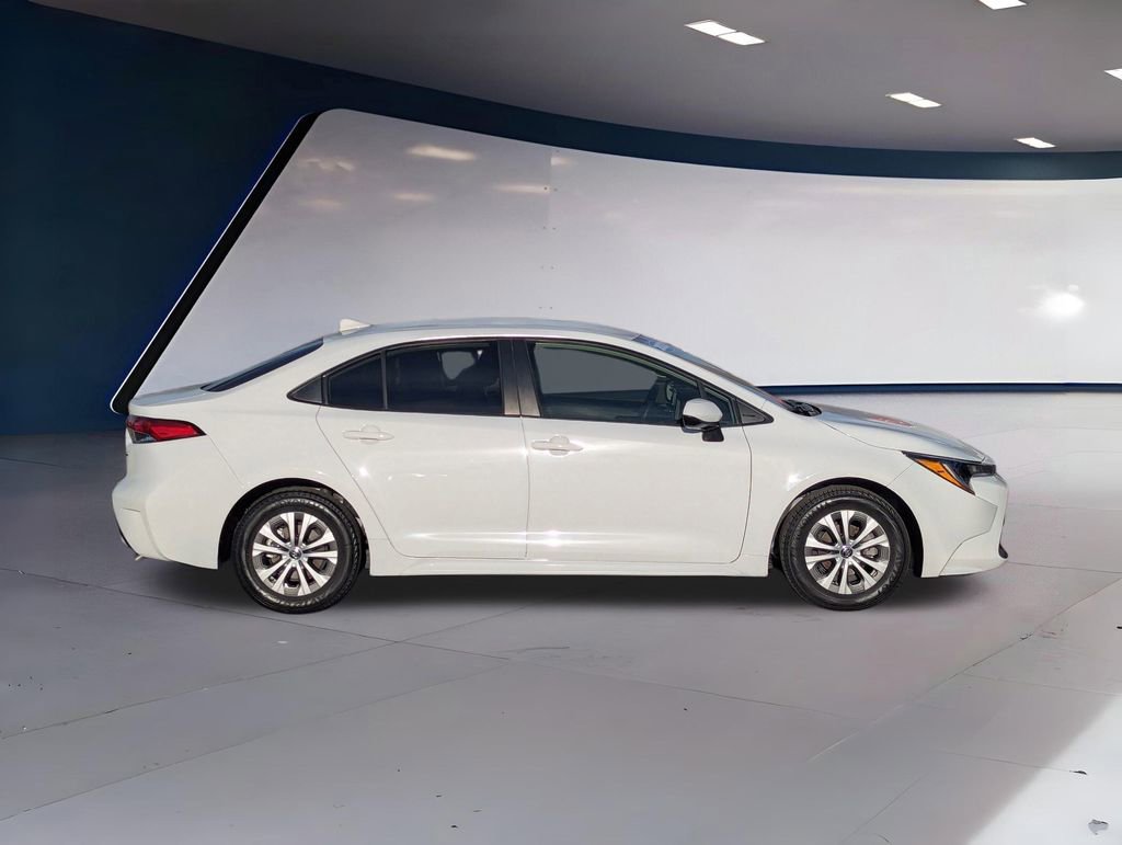 Used 2022 Toyota Corolla LE image 2
