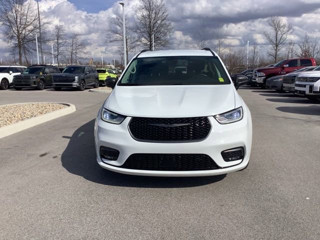 Used 2023 Chrysler Pacifica Touring-L w/ Road Tripper Package image 2