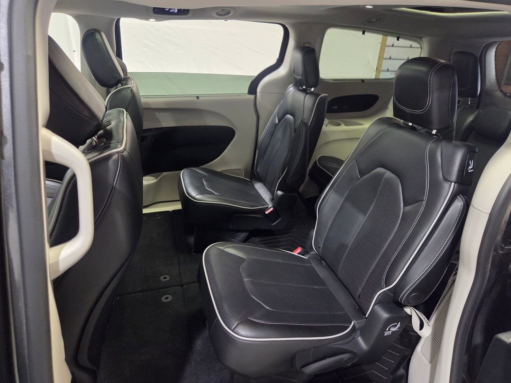 Used 2021 Chrysler Pacifica Limited AWD/4WD image 17