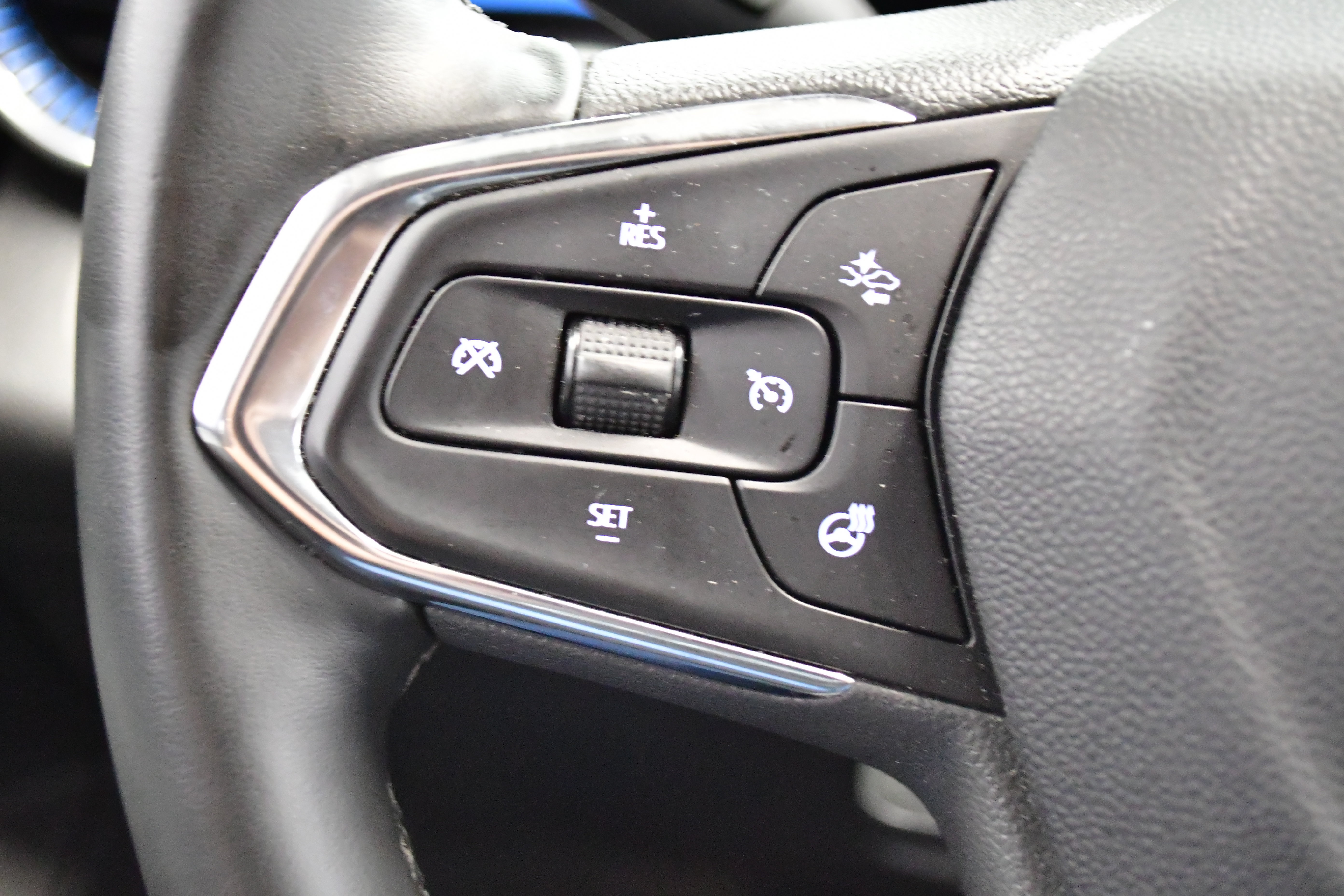 Used 2025 Chevrolet Trax LT w/ LT Convenience Package FWD image 23