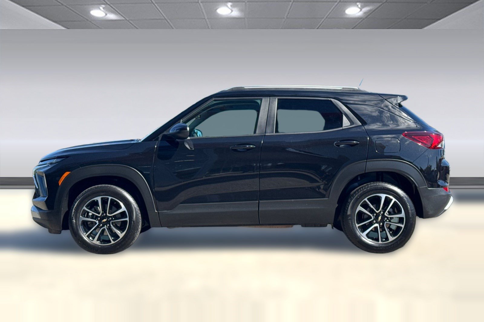 Used 2025 Chevrolet TrailBlazer LT w/ Driver Confidence Package AWD/4WD image 2