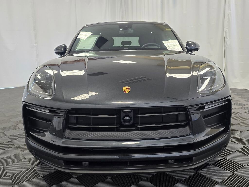 Certified 2025 Porsche Macan image 10