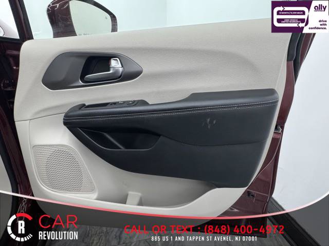Used 2021 Chrysler Pacifica Touring-L FWD image 69