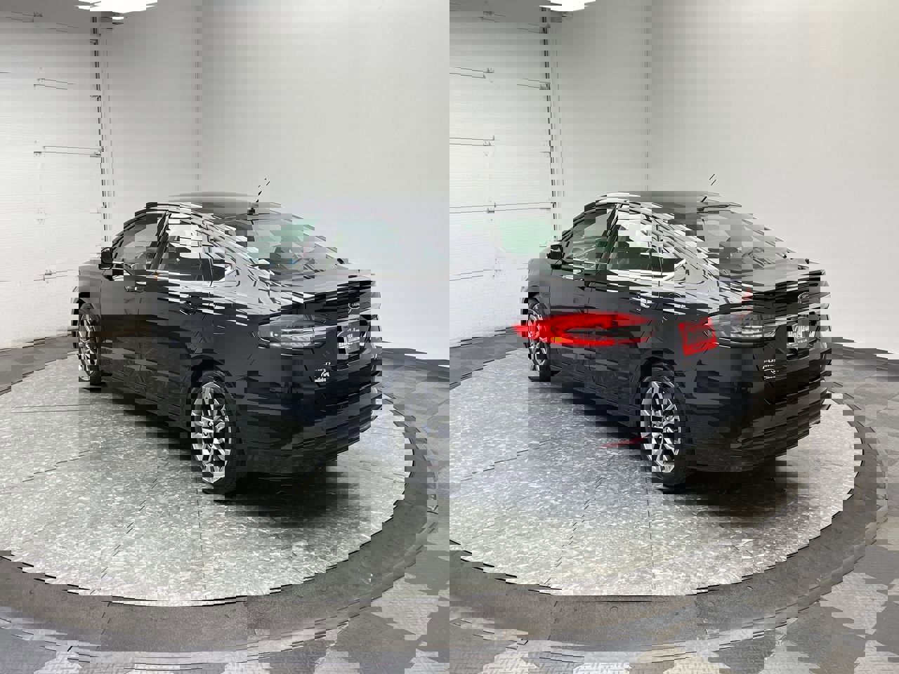 Used 2017 Ford Fusion SE w/ Equipment Group 201A FWD image 2