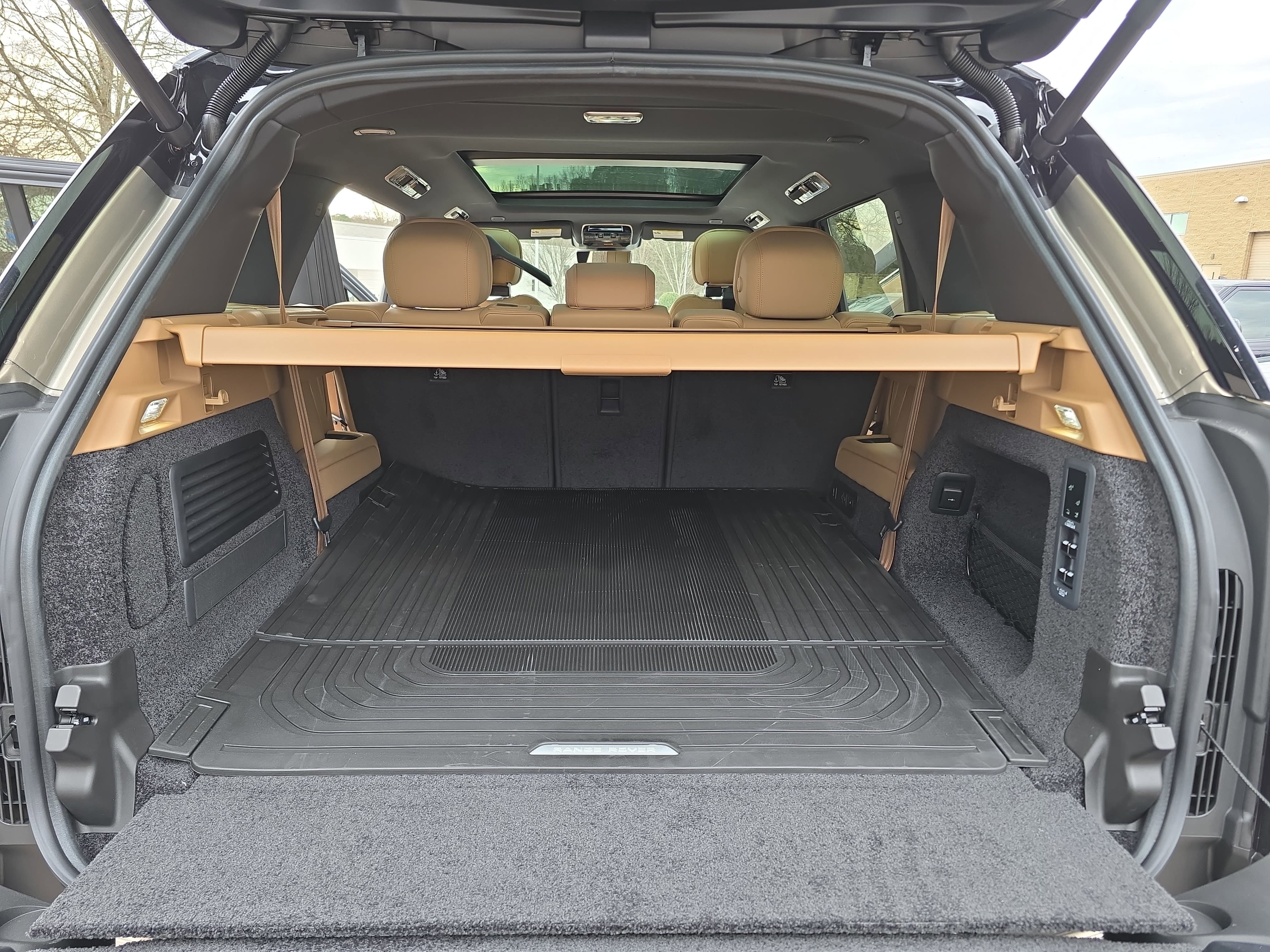 New 2026 Land Rover Range Rover Long Wheelbase SE AWD/4WD image 12
