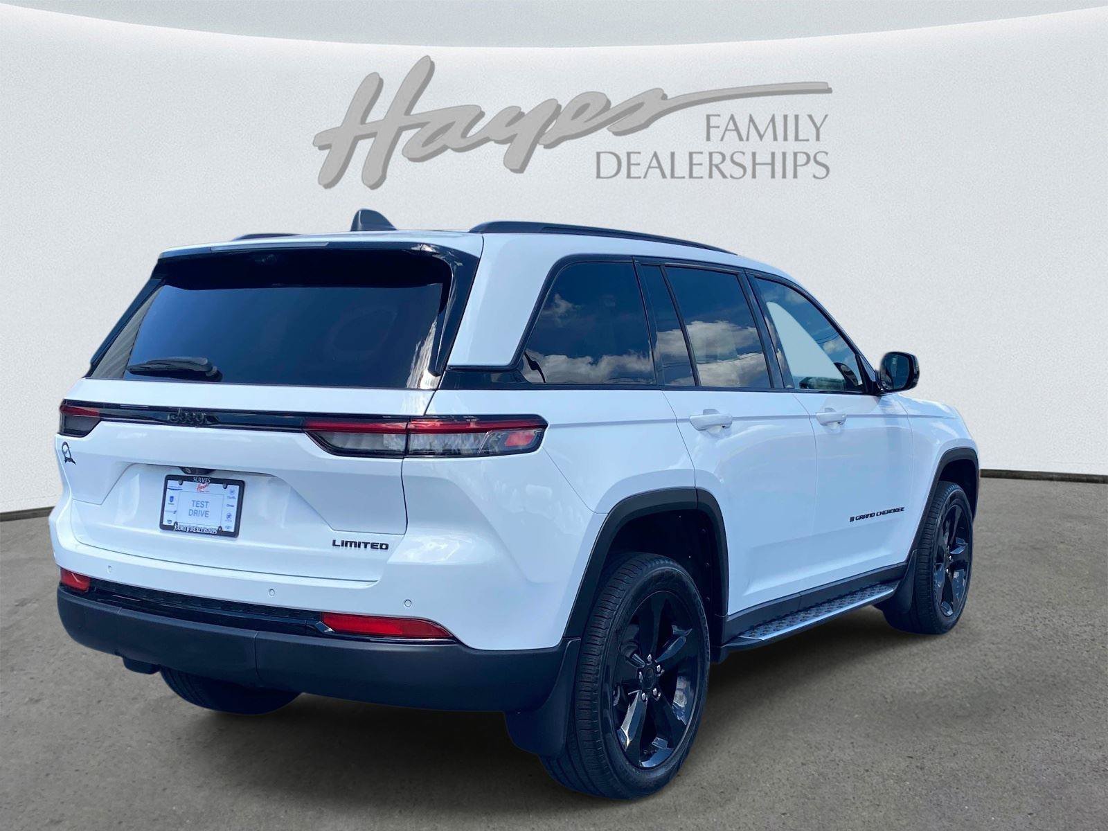 Used 2025 Jeep Grand Cherokee Limited w/ Luxury Tech Group II RWD image 3