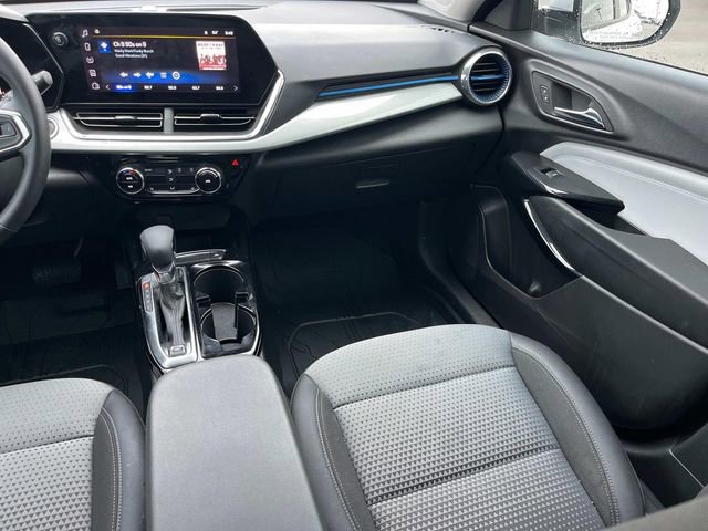 Certified 2025 Chevrolet Trax LT w/ LT Convenience Package image 17