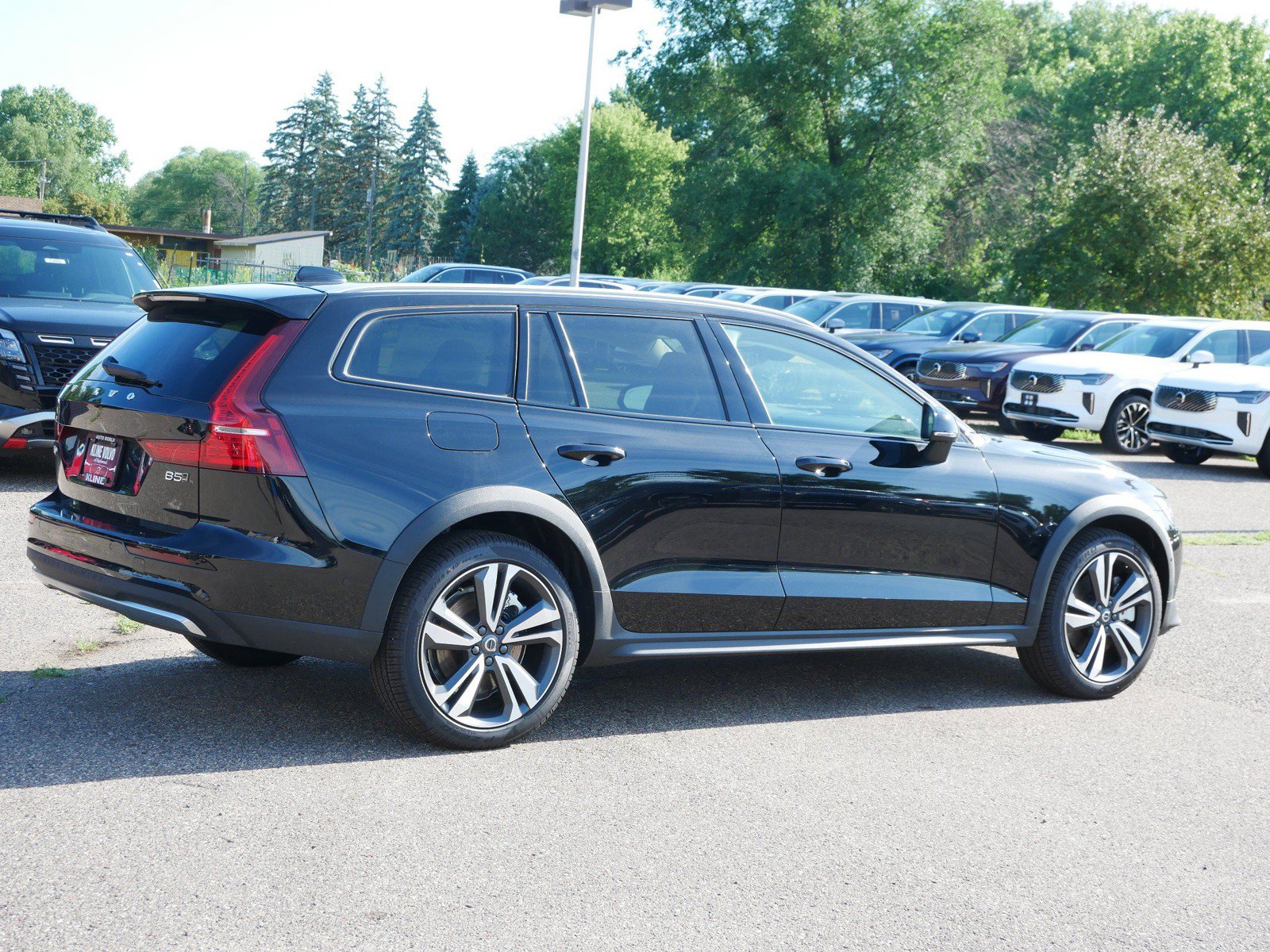 New 2026 Volvo V60 B5 Cross Country Plus w/ Climate Package AWD/4WD image 3