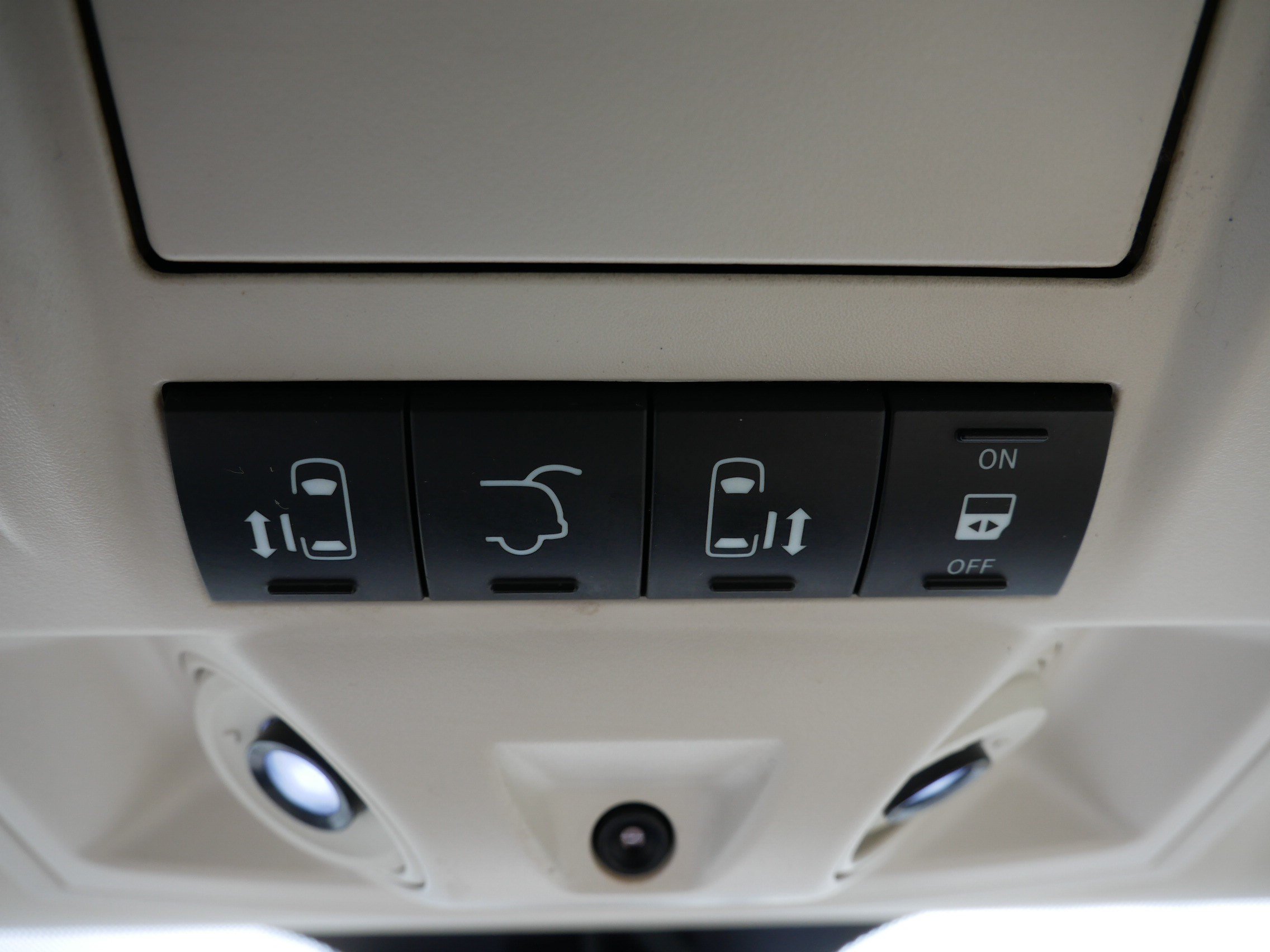 Used 2010 Chrysler Town & Country Limited FWD image 32