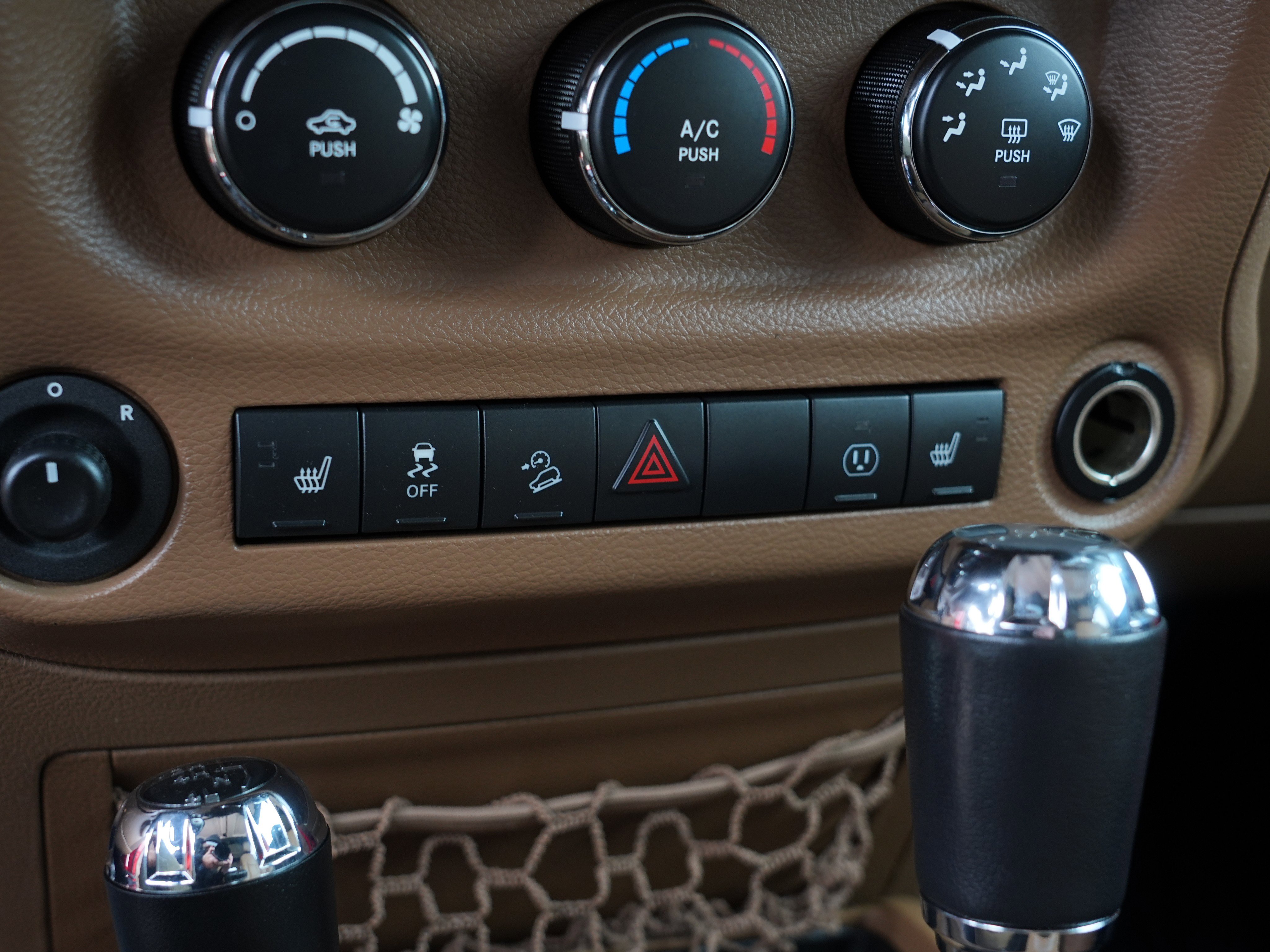 Used 2016 Jeep Wrangler Unlimited Sahara w/ Connectivity Group image 30