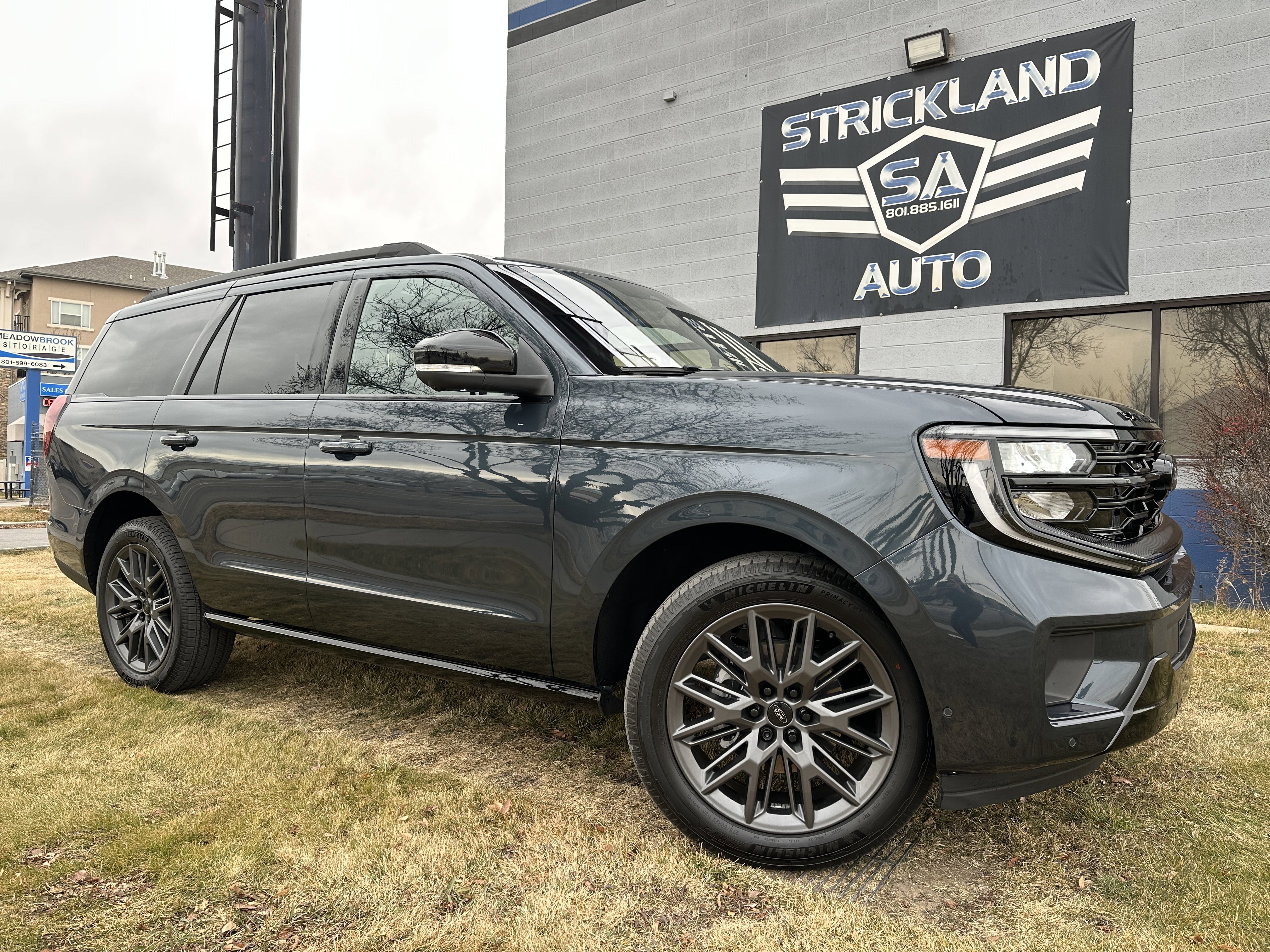 Used 2025 Ford Expedition Platinum w/ Stealth Appearance Package AWD/4WD image 1