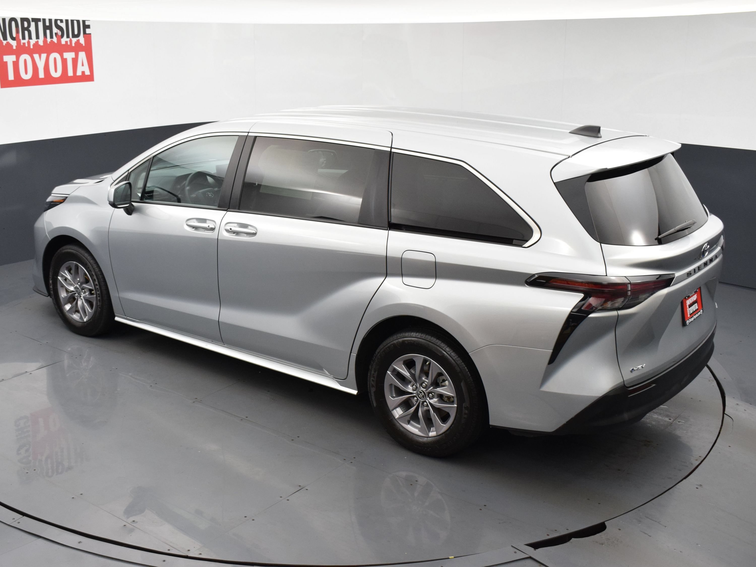Used 2025 Toyota Sienna LE FWD image 20