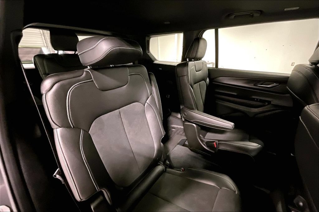 Used 2025 Jeep Grand Cherokee L Altitude AWD/4WD image 34