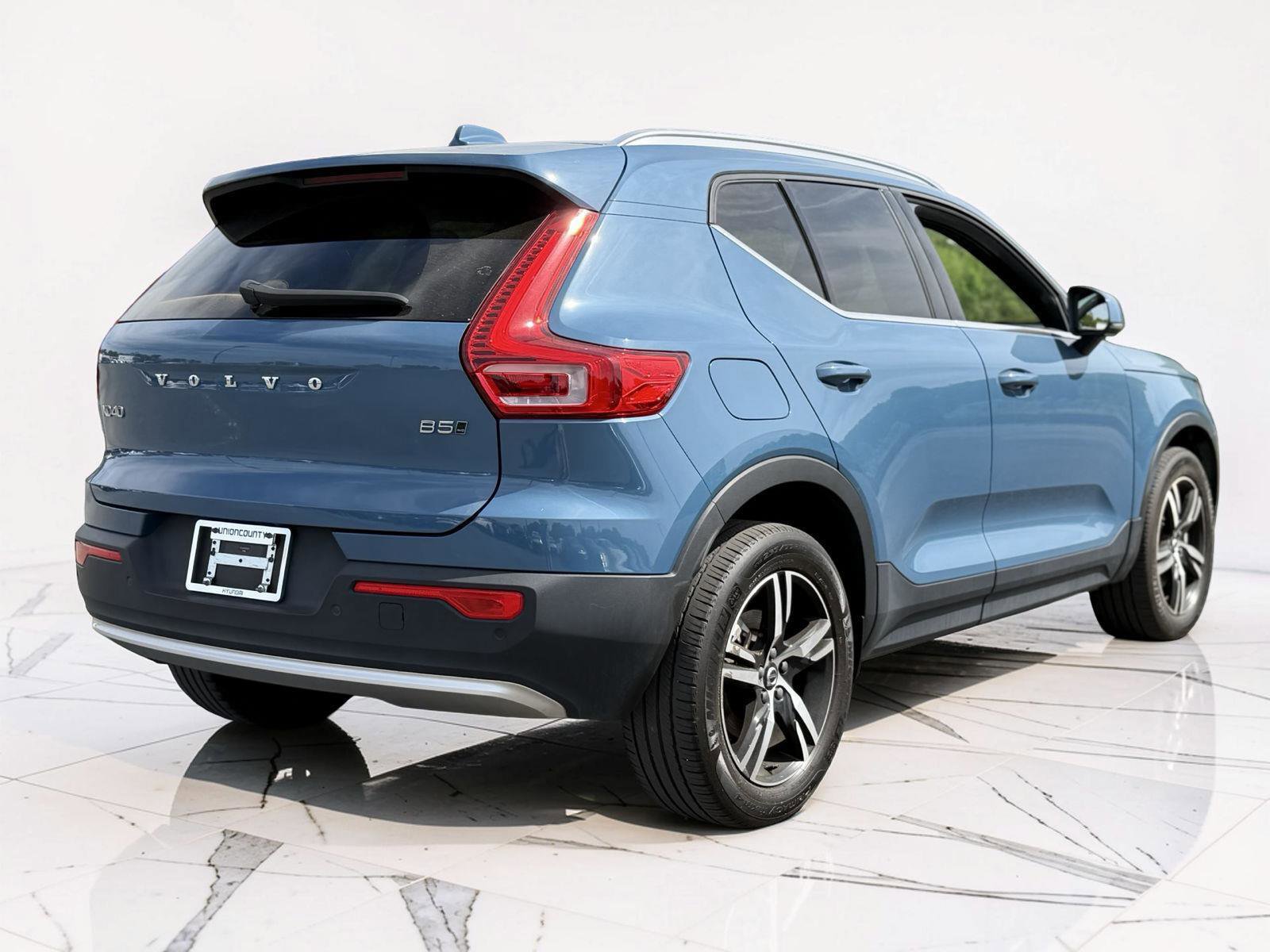 Used 2024 Volvo XC40 B5 Core image 2
