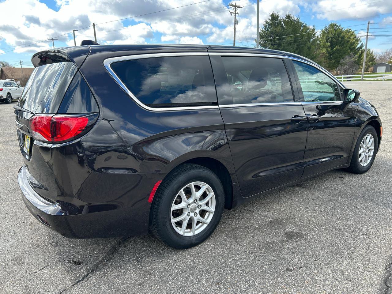 Used 2017 Chrysler Pacifica Touring FWD image 4