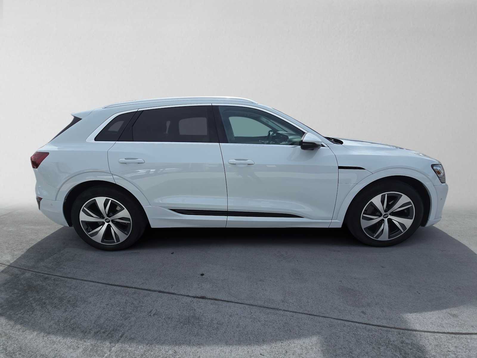 Used 2024 Audi Q8 e-tron Premium Plus w/ Premium Plus Package AWD/4WD image 2