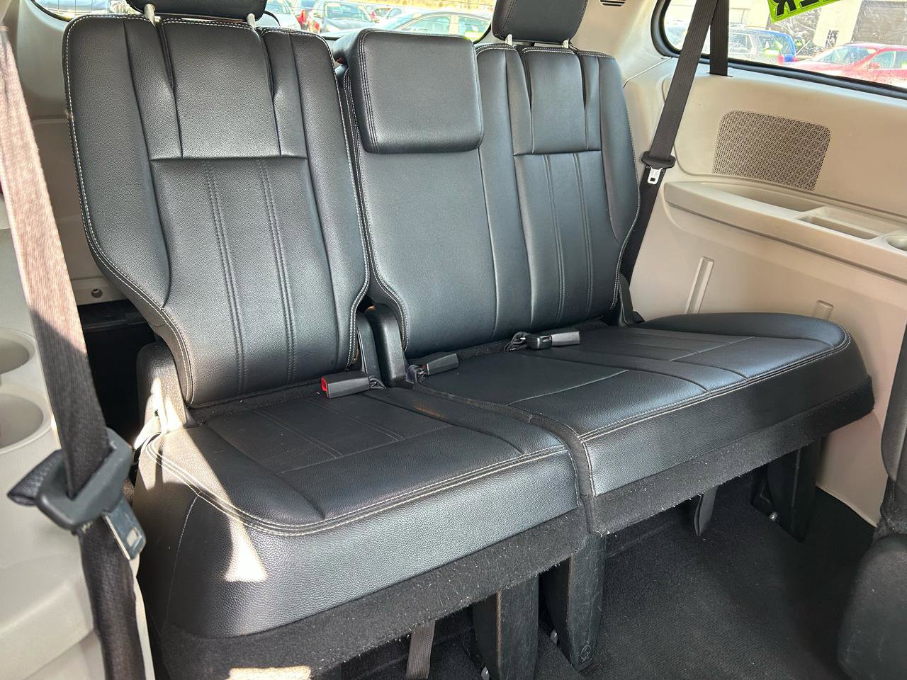 Used 2015 Chrysler Town & Country Touring image 13