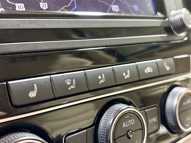 Used 2018 Volkswagen Passat 2.0T SEL Premium image 22