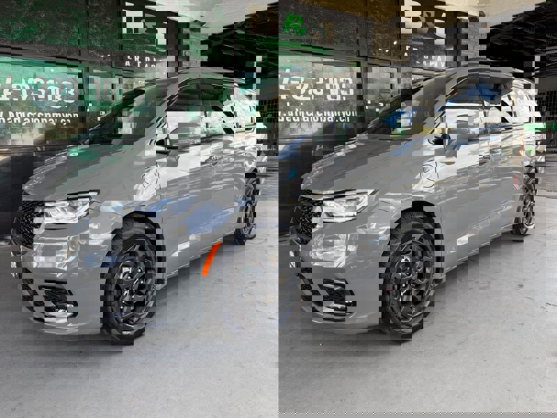 Used 2021 Chrysler Pacifica Limited w/ S Appearance Package image 1