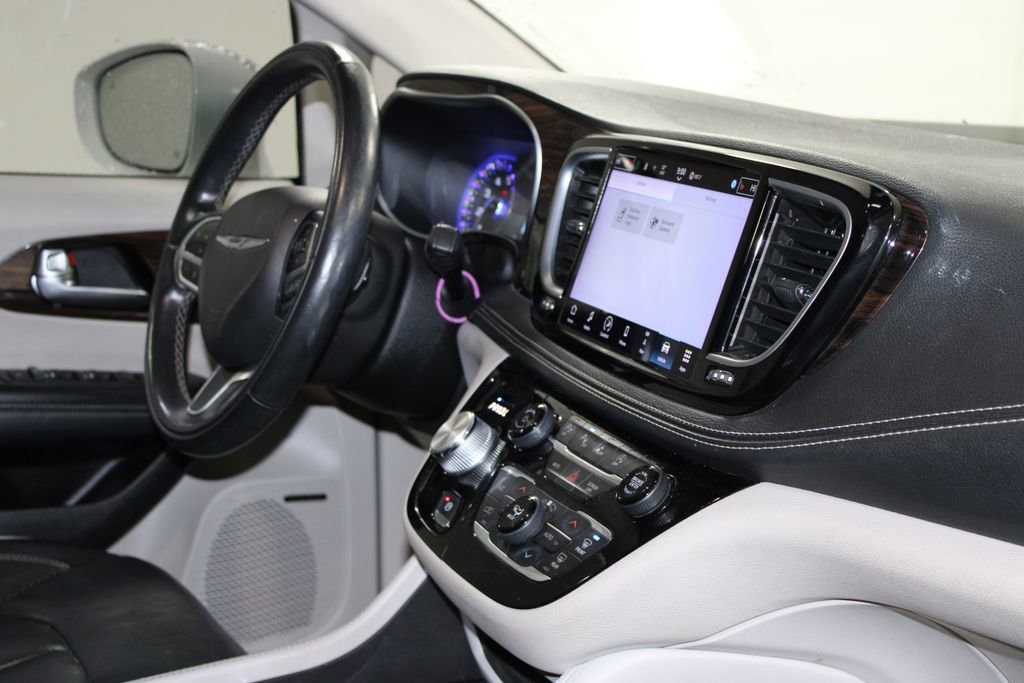 Used 2022 Chrysler Pacifica Limited image 32