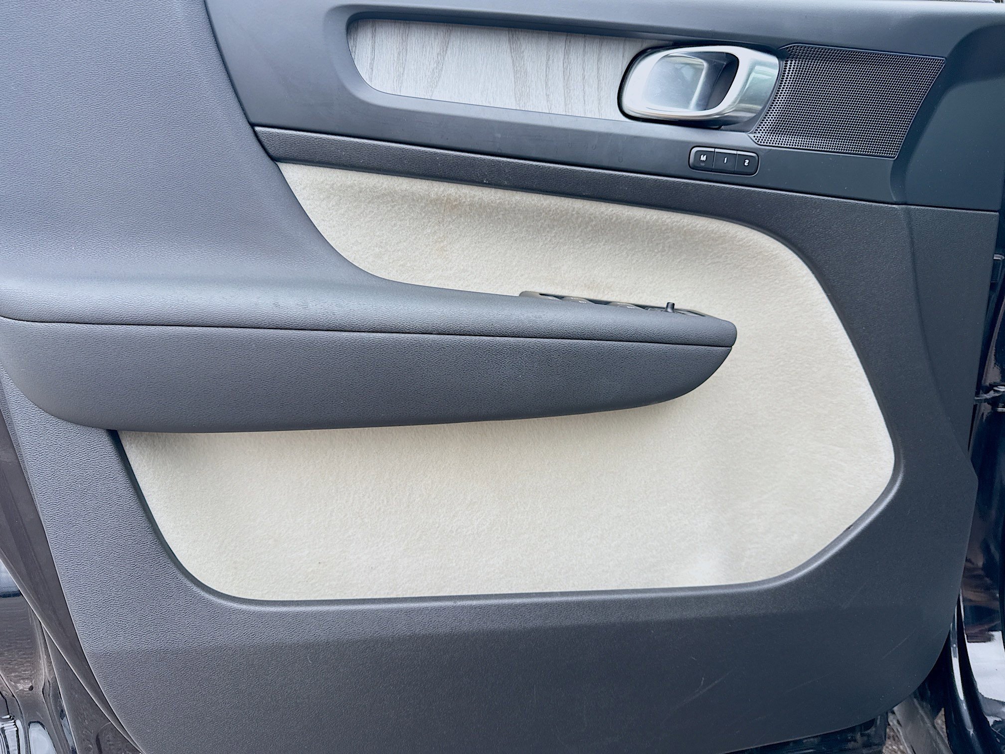 Used 2023 Volvo XC40 B5 Plus image 22