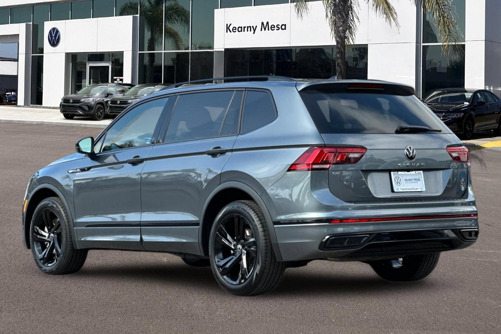 Used 2023 Volkswagen Tiguan SE R-Line FWD image 6