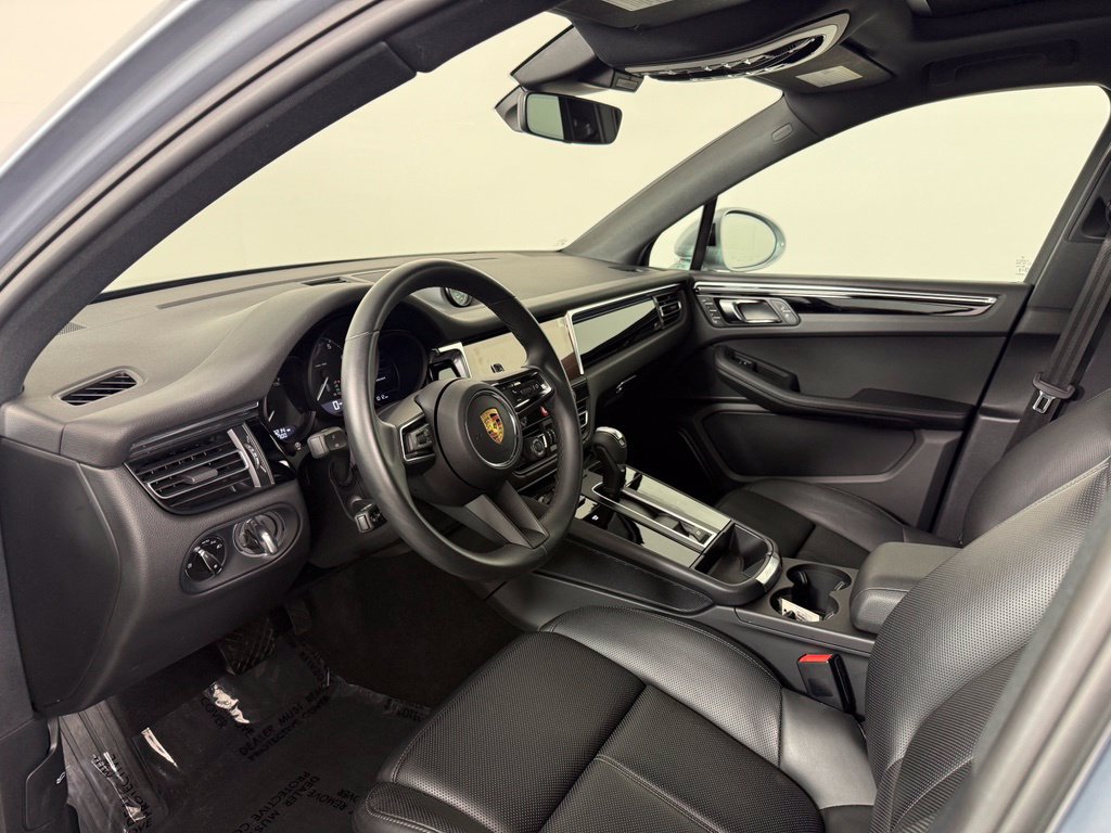 Certified 2025 Porsche Macan AWD/4WD image 4