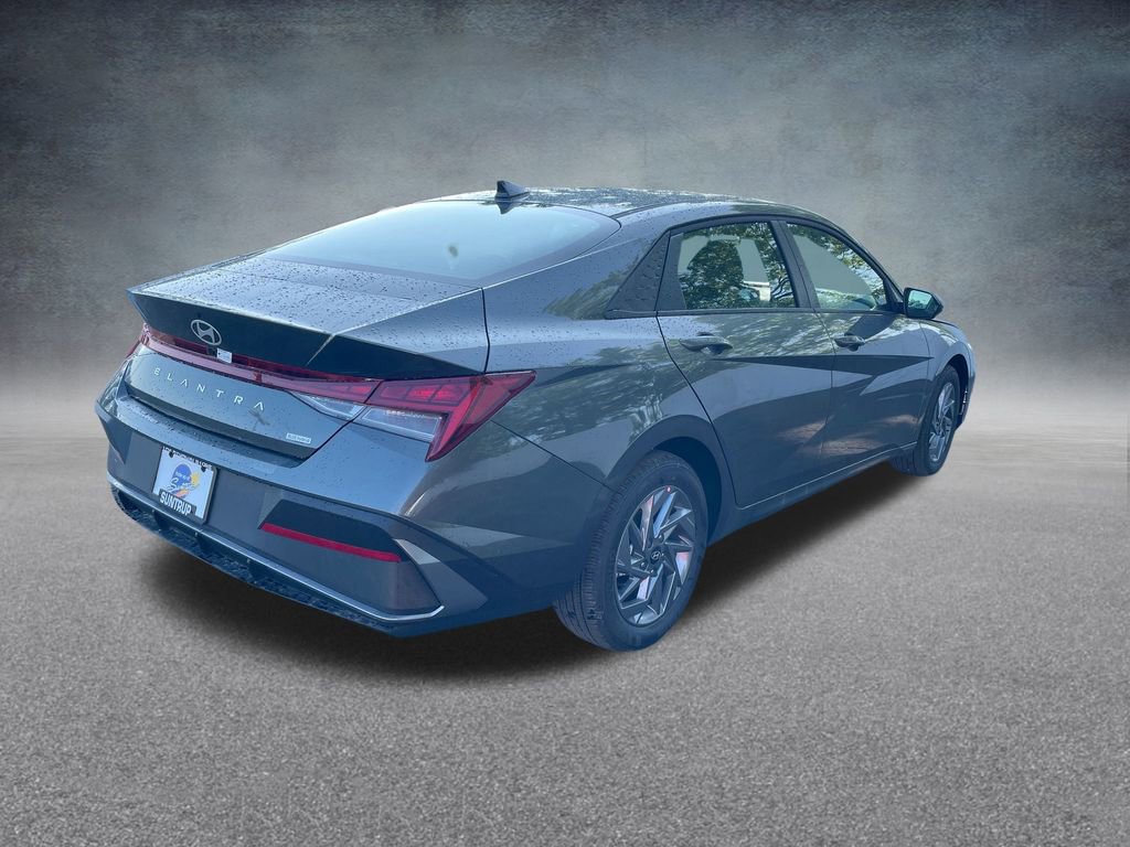 Used 2025 Hyundai Elantra Blue image 31