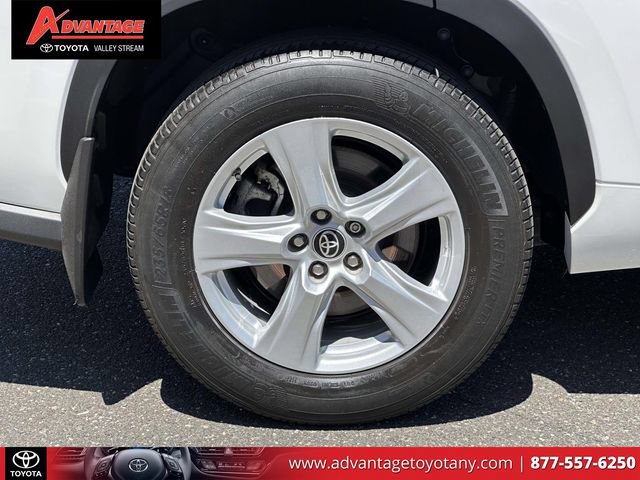 Used 2023 Toyota Highlander LE AWD/4WD image 11