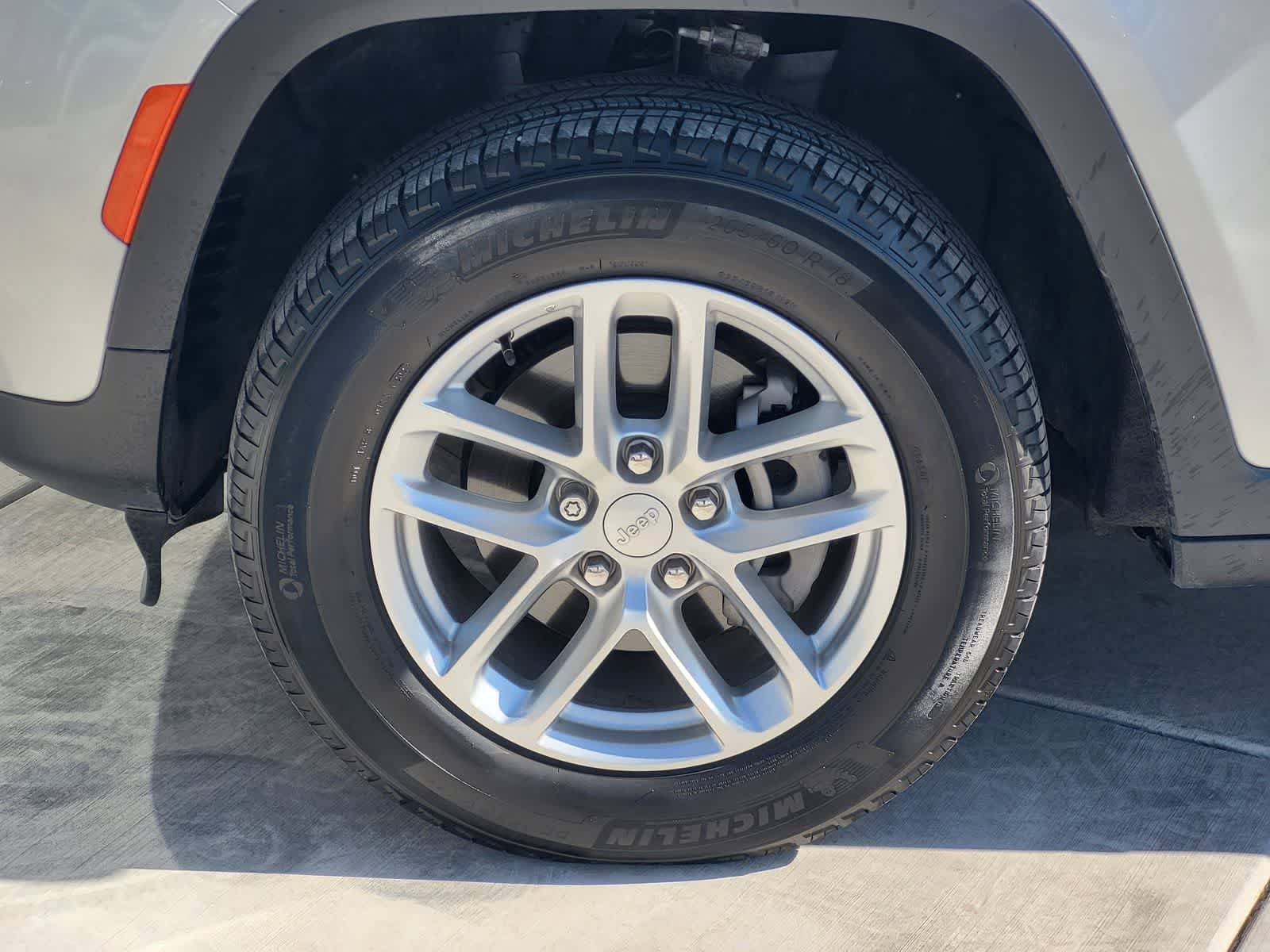 Used 2024 Jeep Grand Cherokee Laredo X AWD/4WD image 9