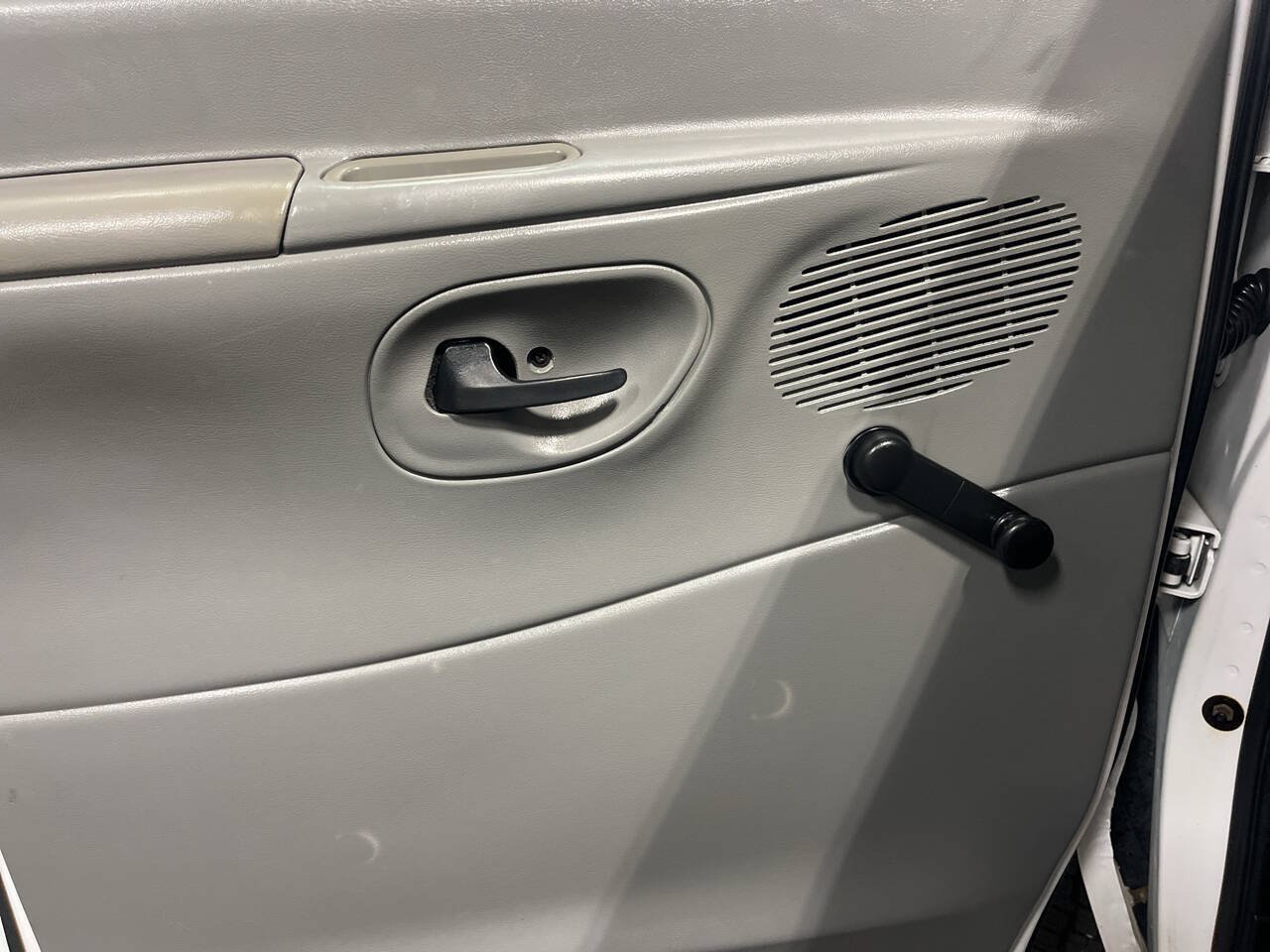 Used 2005 Ford E-150 and Econoline 150 RWD image 15