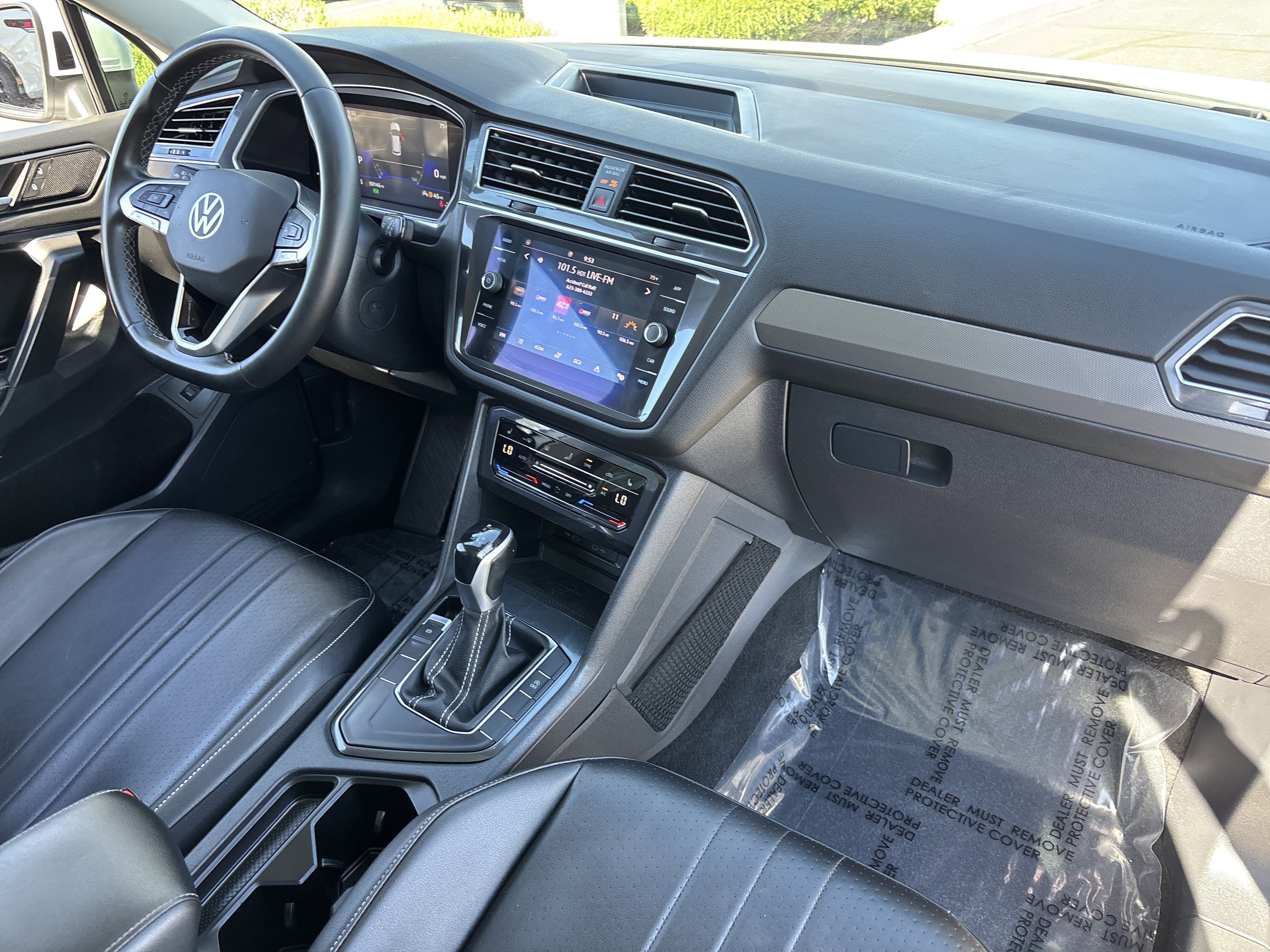 Used 2022 Volkswagen Tiguan SE w/ Panoramic Sunroof Package image 11