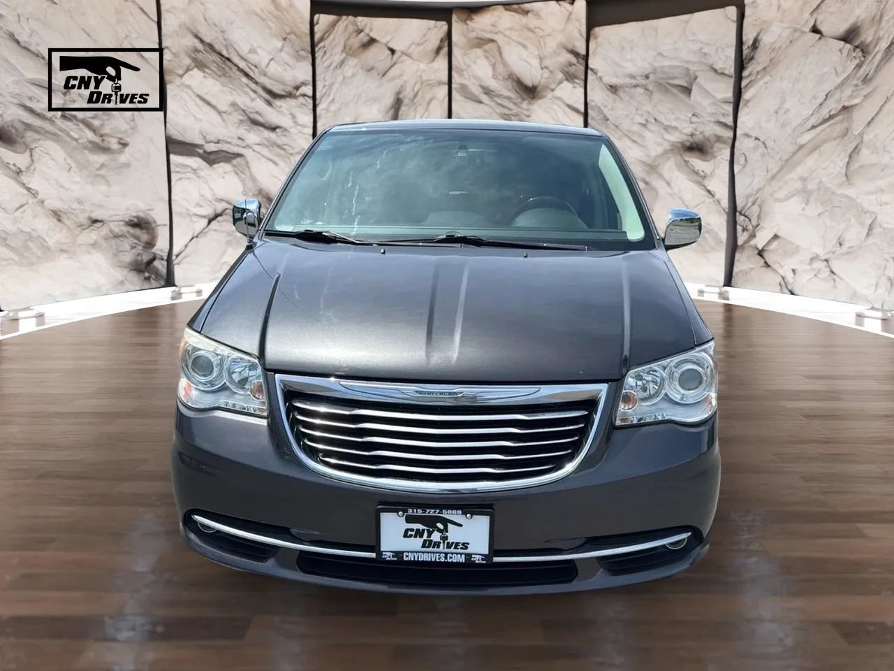 Used 2016 Chrysler Town & Country Limited Platinum FWD image 2