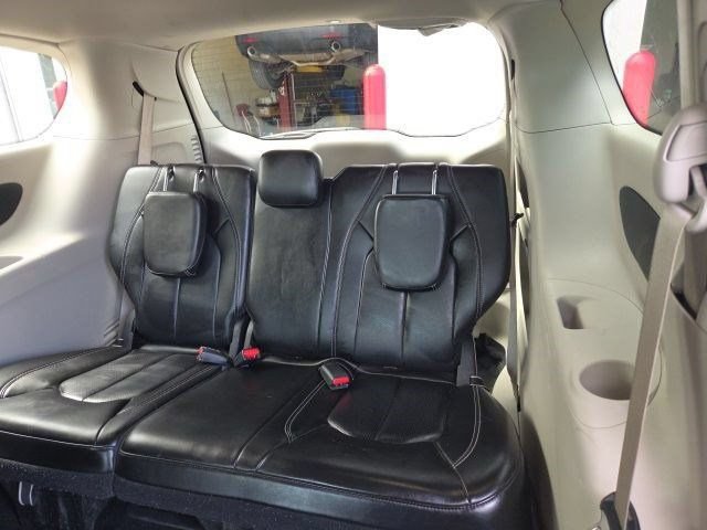 Used 2023 Chrysler Pacifica Touring-L FWD image 39