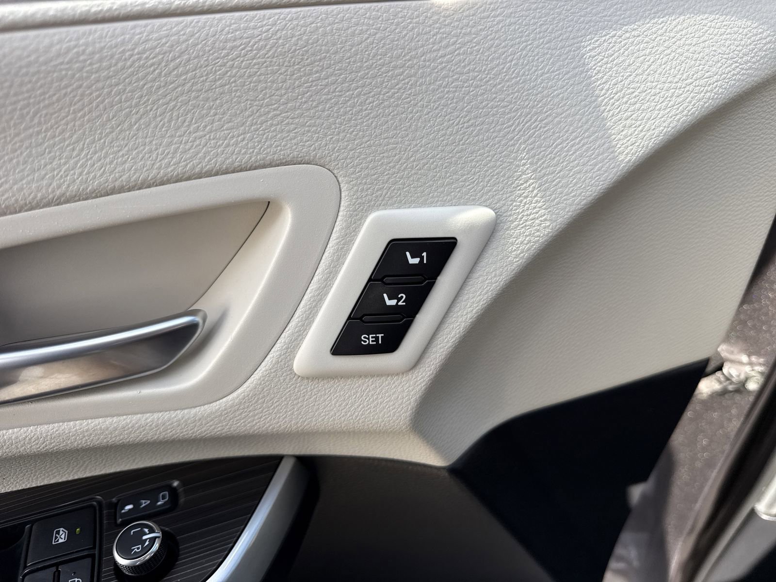 Used 2023 Toyota Sienna Platinum image 23